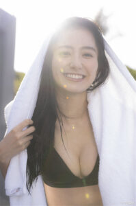 高田里穗写真集《ひかり輝く時間の中で》高清全本 封面